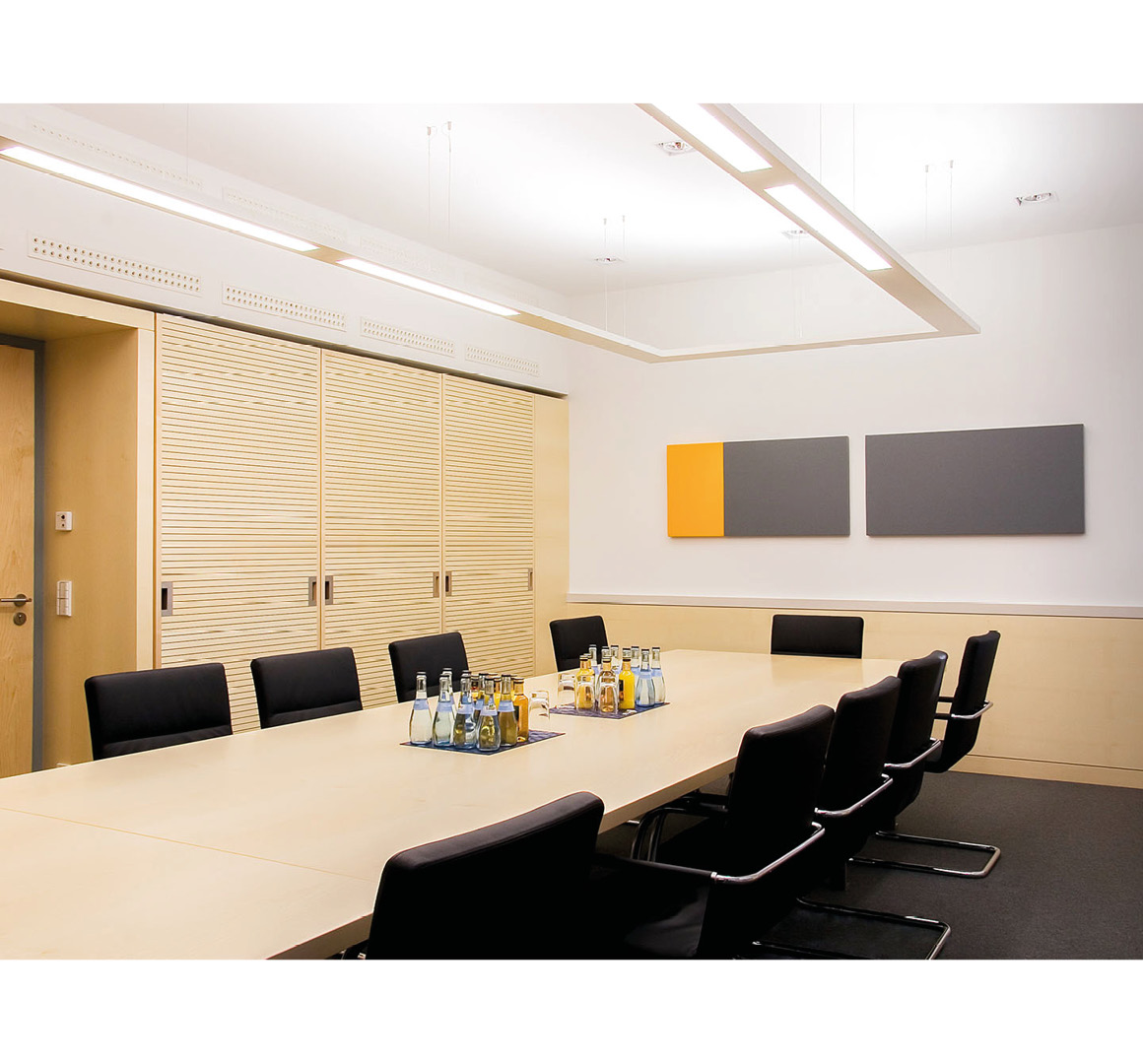 Individueller und maßgefertigter Konferenzraum von Innenausbau Schüll aus Neuler