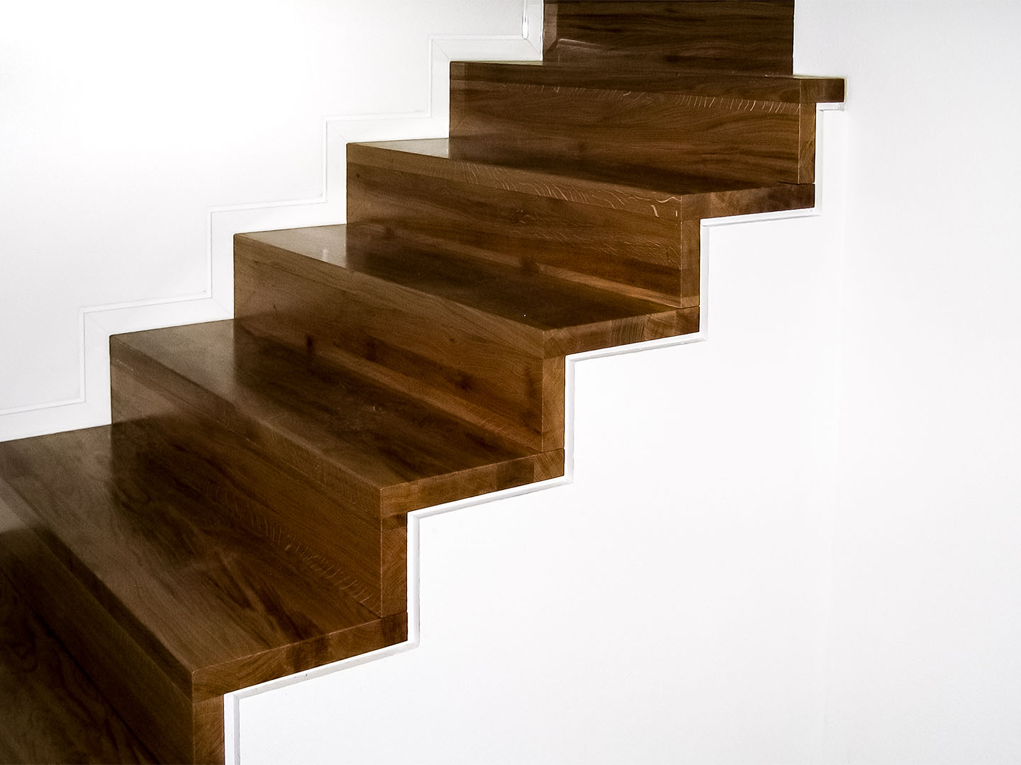 Maßgefertigte Holztreppe von Schüll Innenausbau