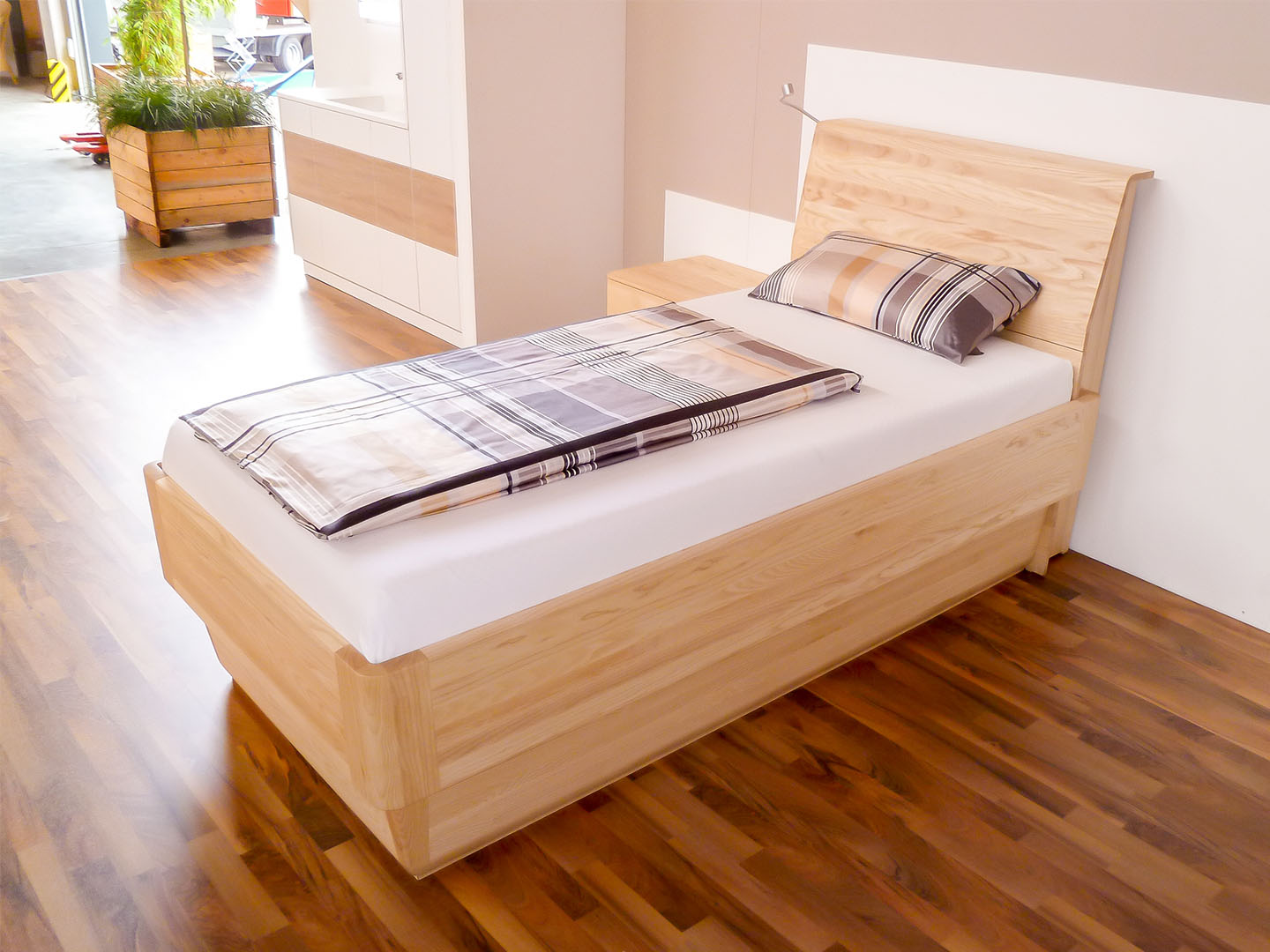 Maßgefertigtes Bett Schlafzimmermöbel von Schüll Innenausbau