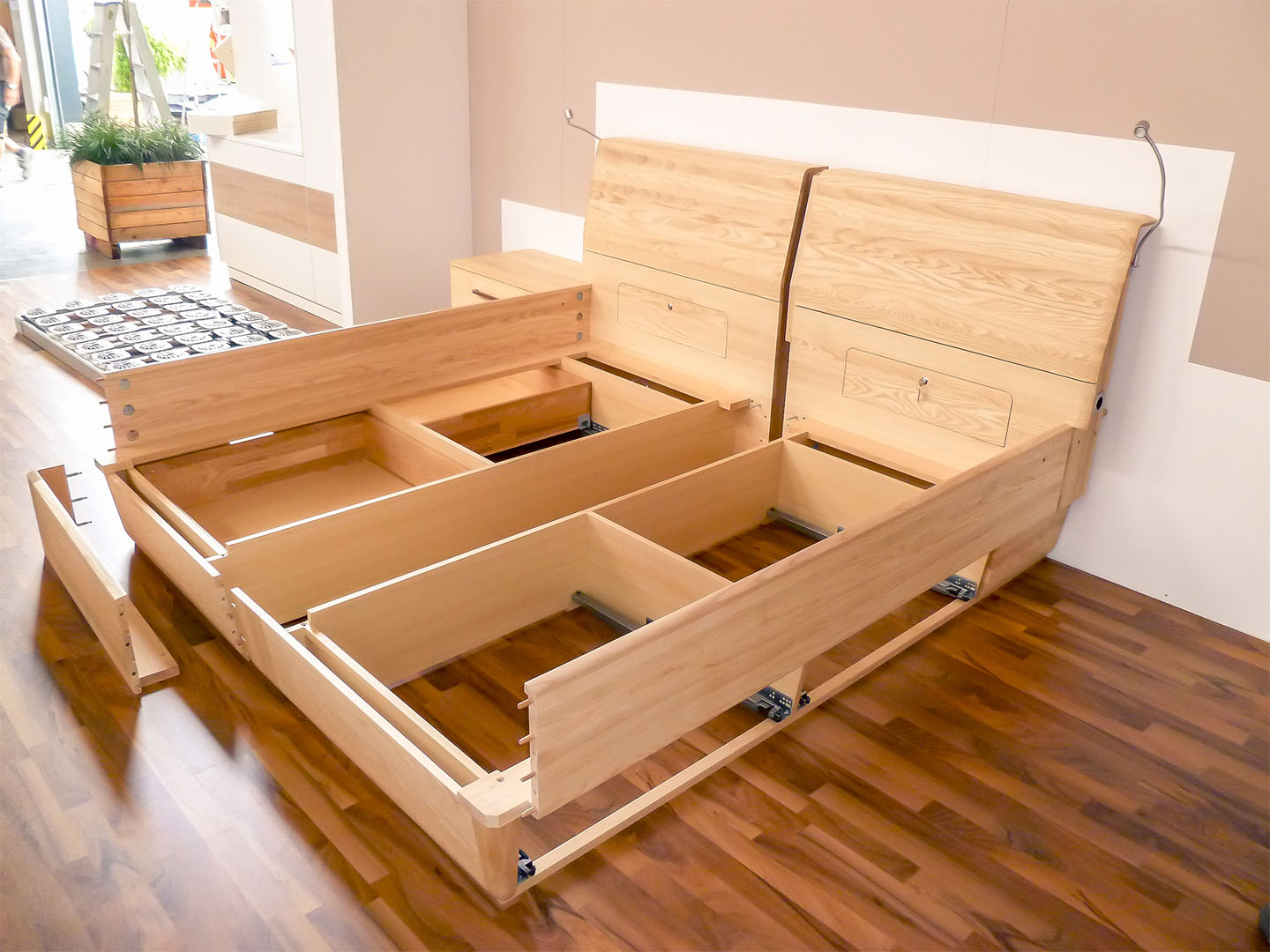 Maßgefertigtes Bett aus Holz von Schüll Innenausbau